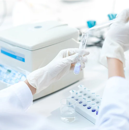 Peneliti bekerja di laboratorium